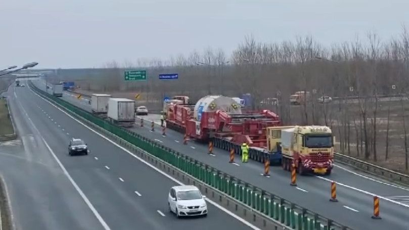 VIDEO | Transport agabaritic record pe drumurile din România. Românii i-au „bătut” pe francezi, care au eșuat cu doar o zi în urmă