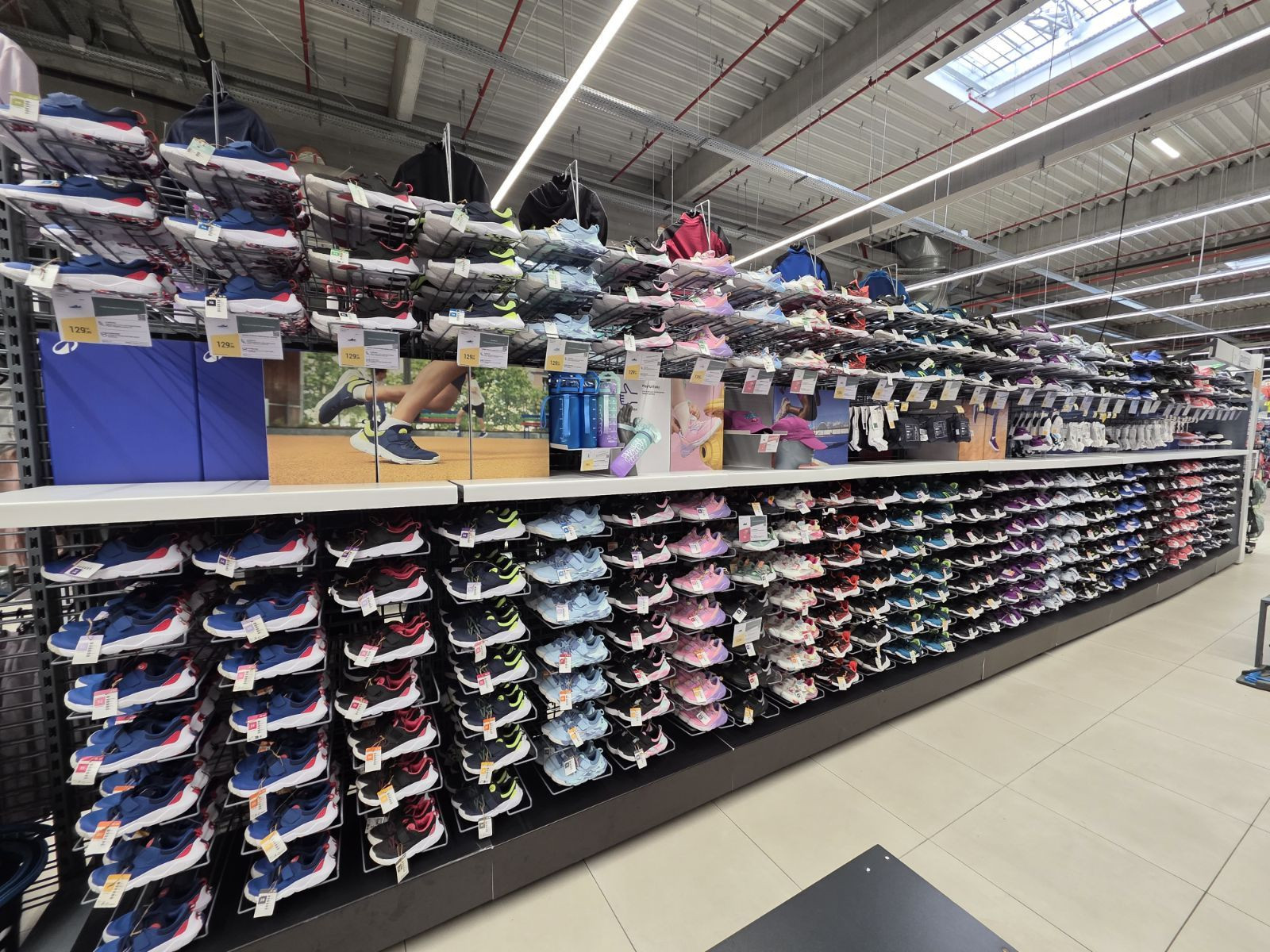 Back to School la Decathlon: reduceri de până la 40% la haine, încălțăminte și echipamente