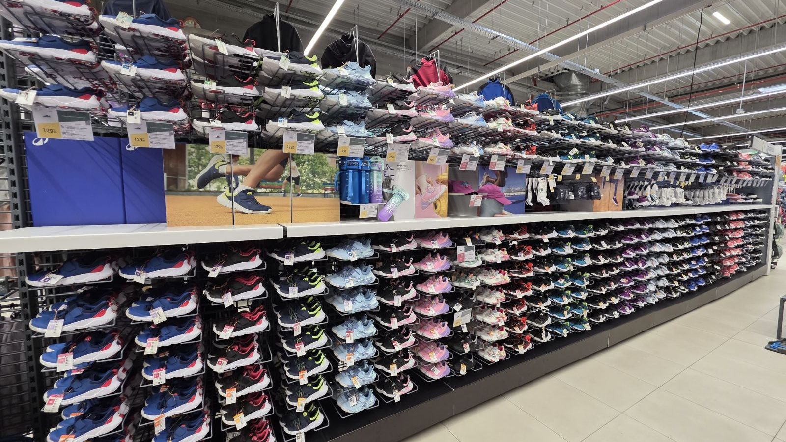 Back to School la Decathlon: reduceri de până la 40% la haine, încălțăminte și echipamente