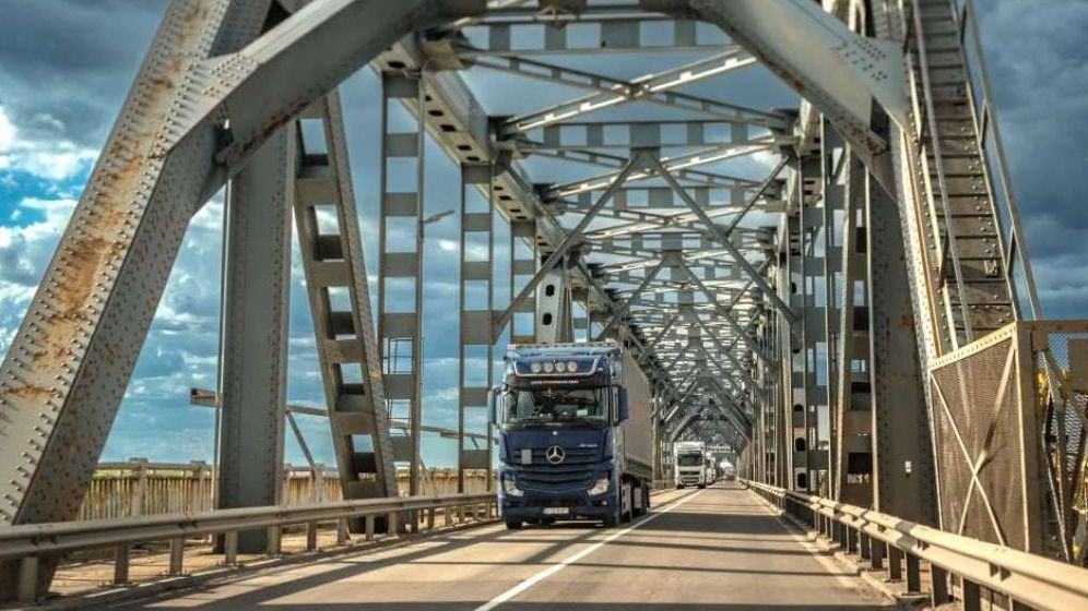 Au fost reluate lucrările la Podul Giurgiu-Ruse: transporturile agabaritice sunt interzise