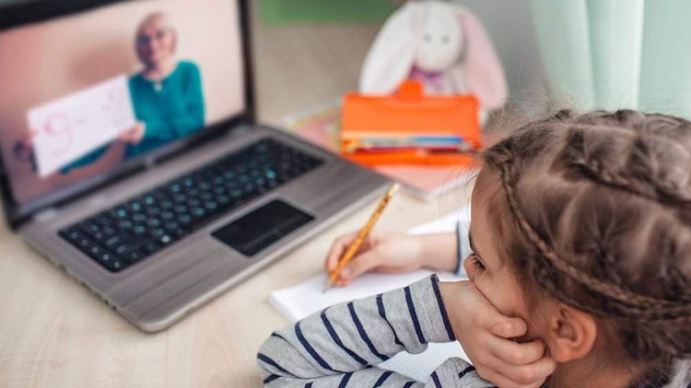Guvernul va prelungi şomajul tehnic şi va adopta măsuri pentru părinţii care au copii în şcoala online