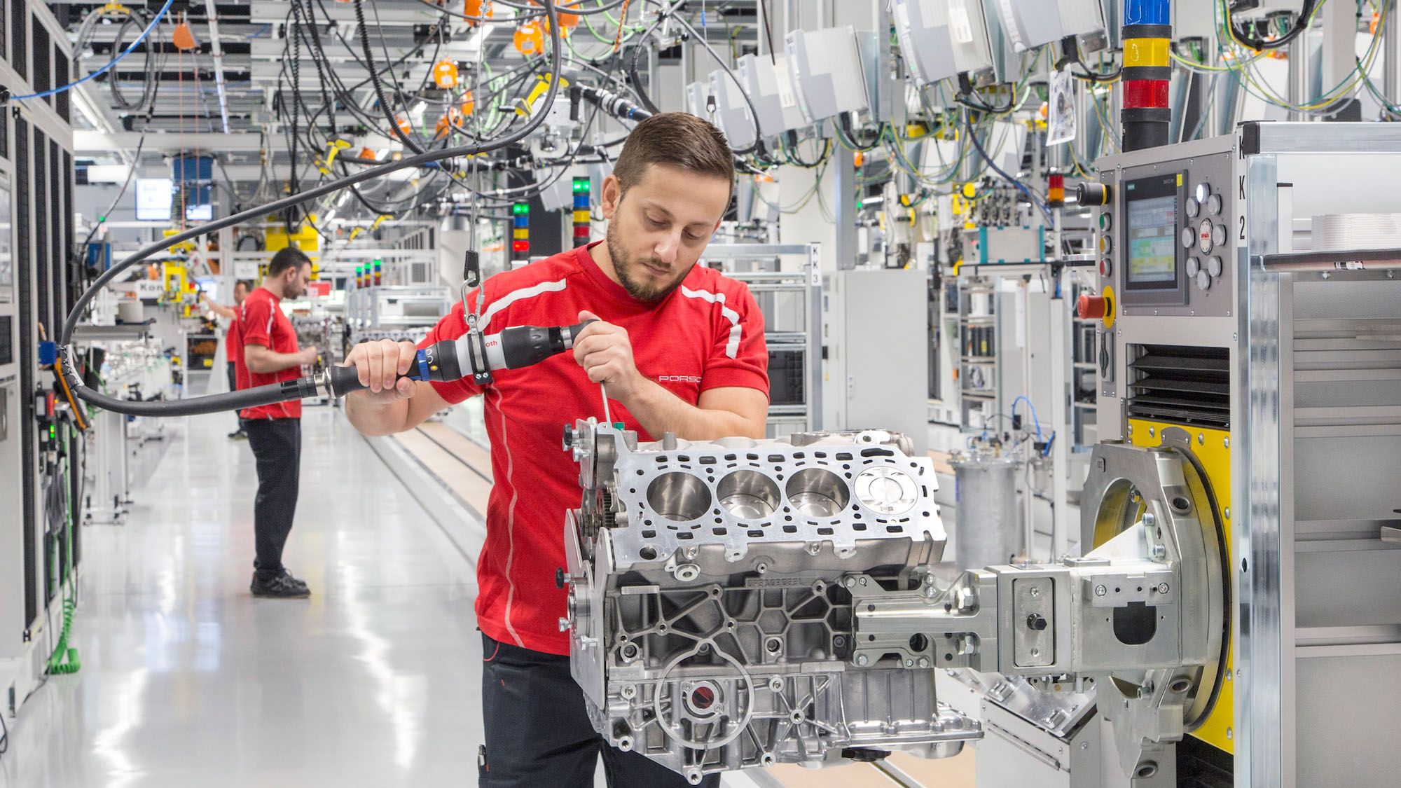Porsche a investit 80 mil. euro intr-o unitate de productie pentru motoare V8