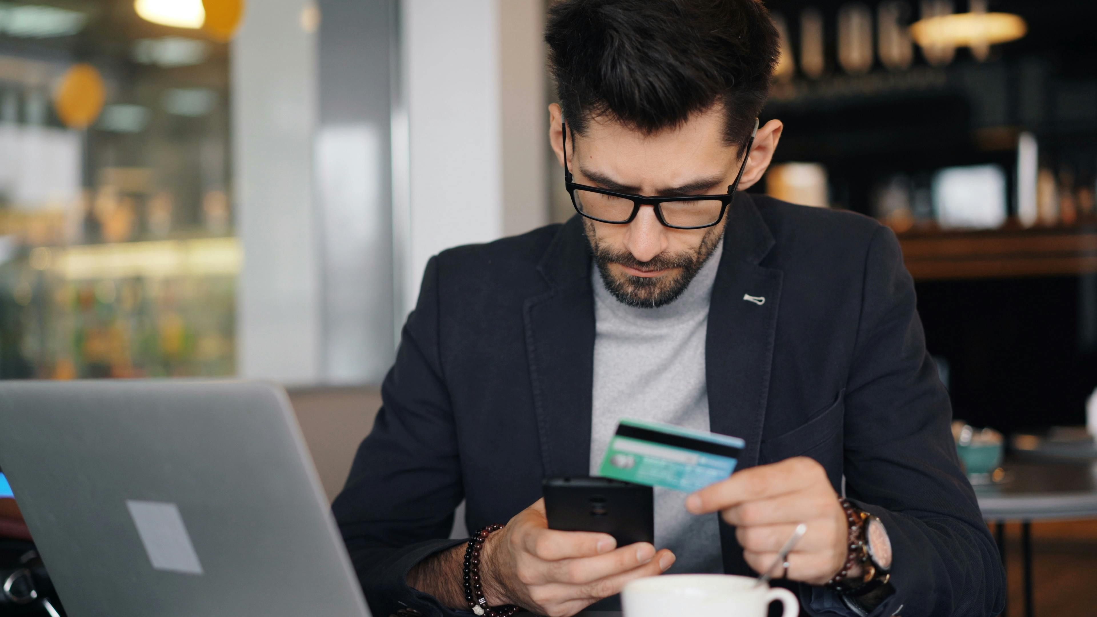 Inovația digitală în serviciile financiare: Cum inteligența artificială și plățile instant definesc noul standard de siguranță