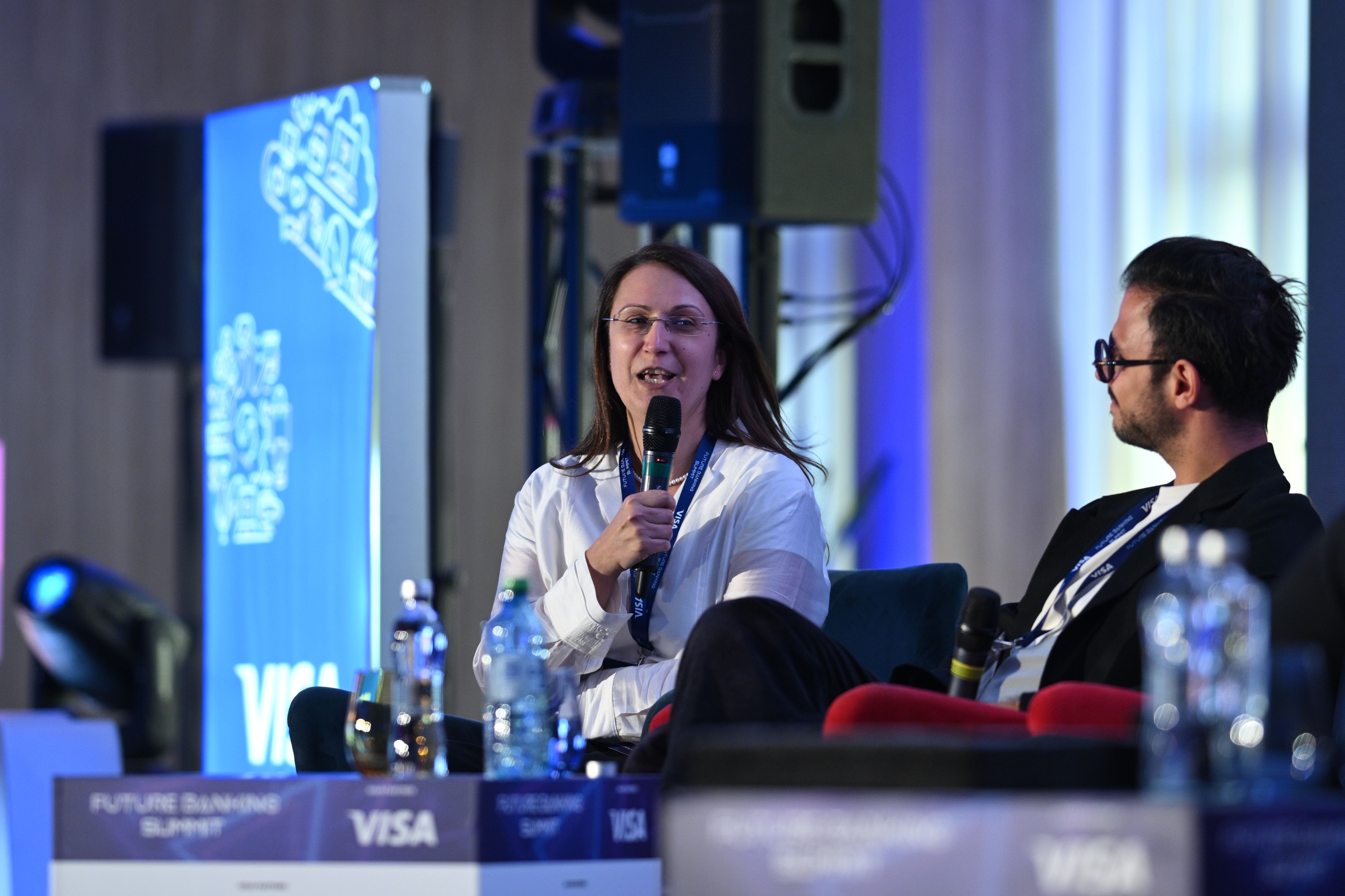 Te mai poți angaja la bancă în 2026 fără să știi AI? Directorul de HR al Citi: „Să păstrăm viu focul curiozității”
<br> - Poza 5