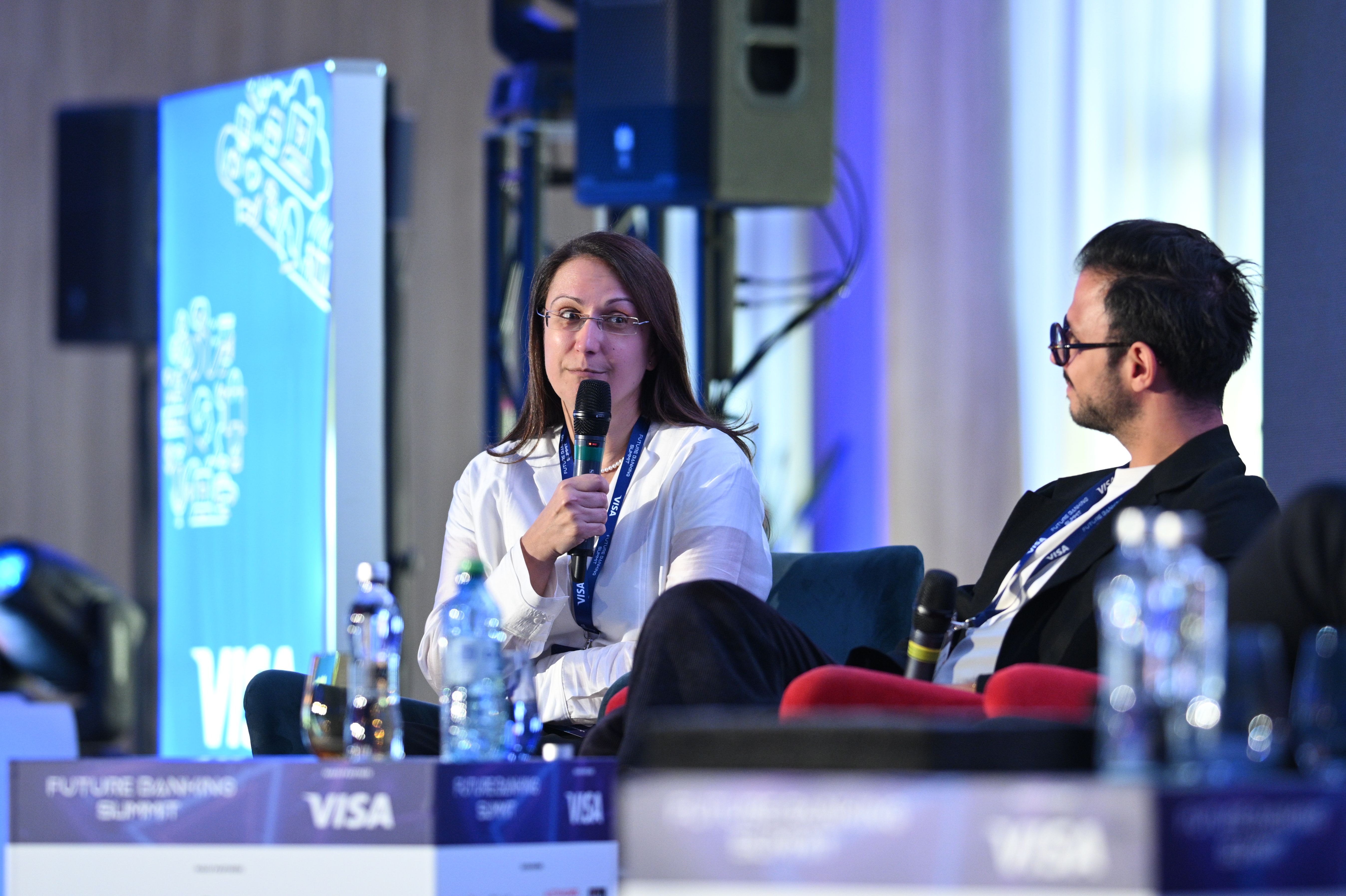 Te mai poți angaja la bancă în 2026 fără să știi AI? Directorul de HR al Citi: „Să păstrăm viu focul curiozității”
<br> - Poza 4
