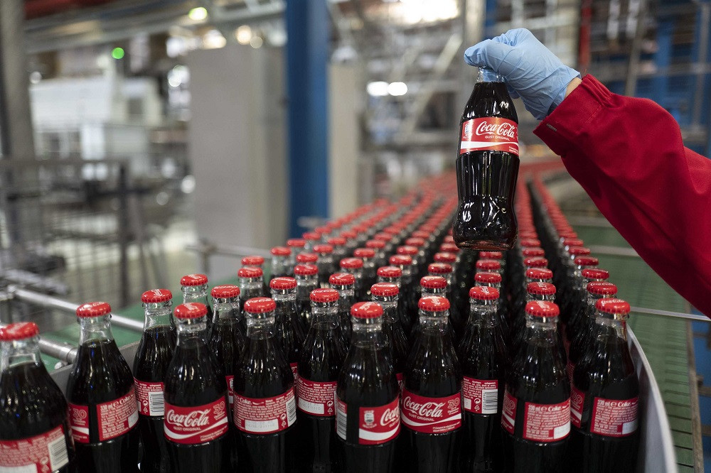 Coca-Cola, Nestlé și Danone schimbă etichetele sticlelor. Ce au anunțat că vor modifica