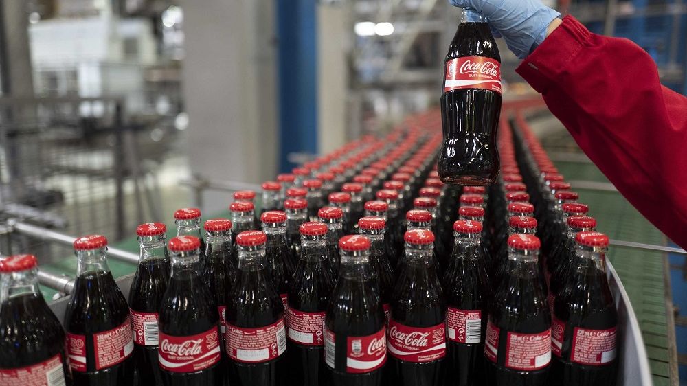 Coca-Cola, Nestlé și Danone schimbă etichetele sticlelor. Ce au anunțat că vor modifica