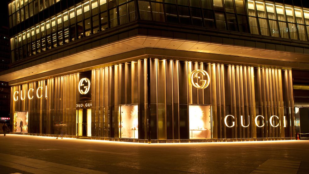 Proprietarul Gucci, Kering, își vinde parfumurile către L'Oreal pentru 4 miliarde de euro