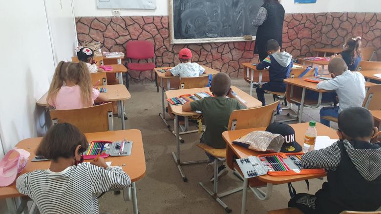 165 de elevi din Iași învață într-o SALĂ DE NUNȚI