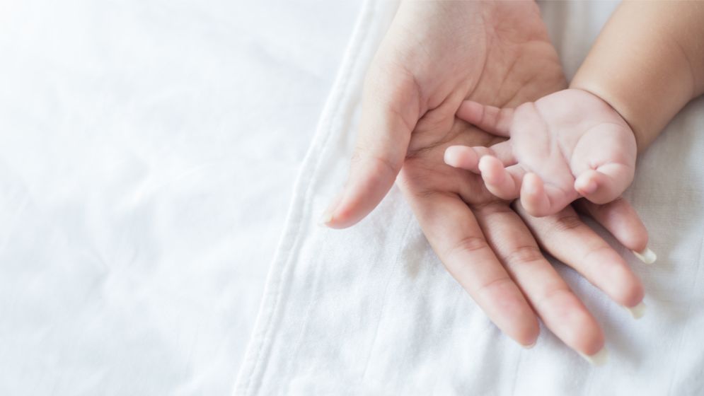 Izolate sau sprijinite? SONDAJ: Discriminarea mamelor la locul de muncă. De ce multe femei ascund problemele legate de copii