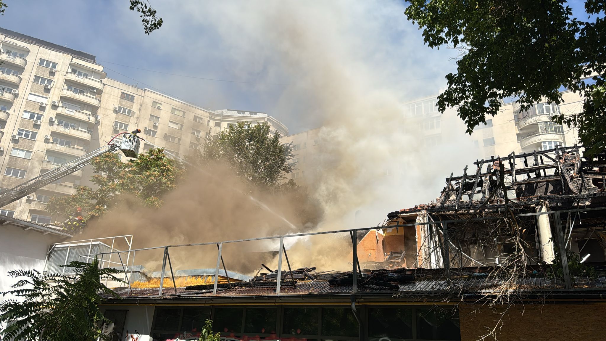 Incendiu la restaurantul Mărul de Aur. S-a emis avertizare RO-ALERT