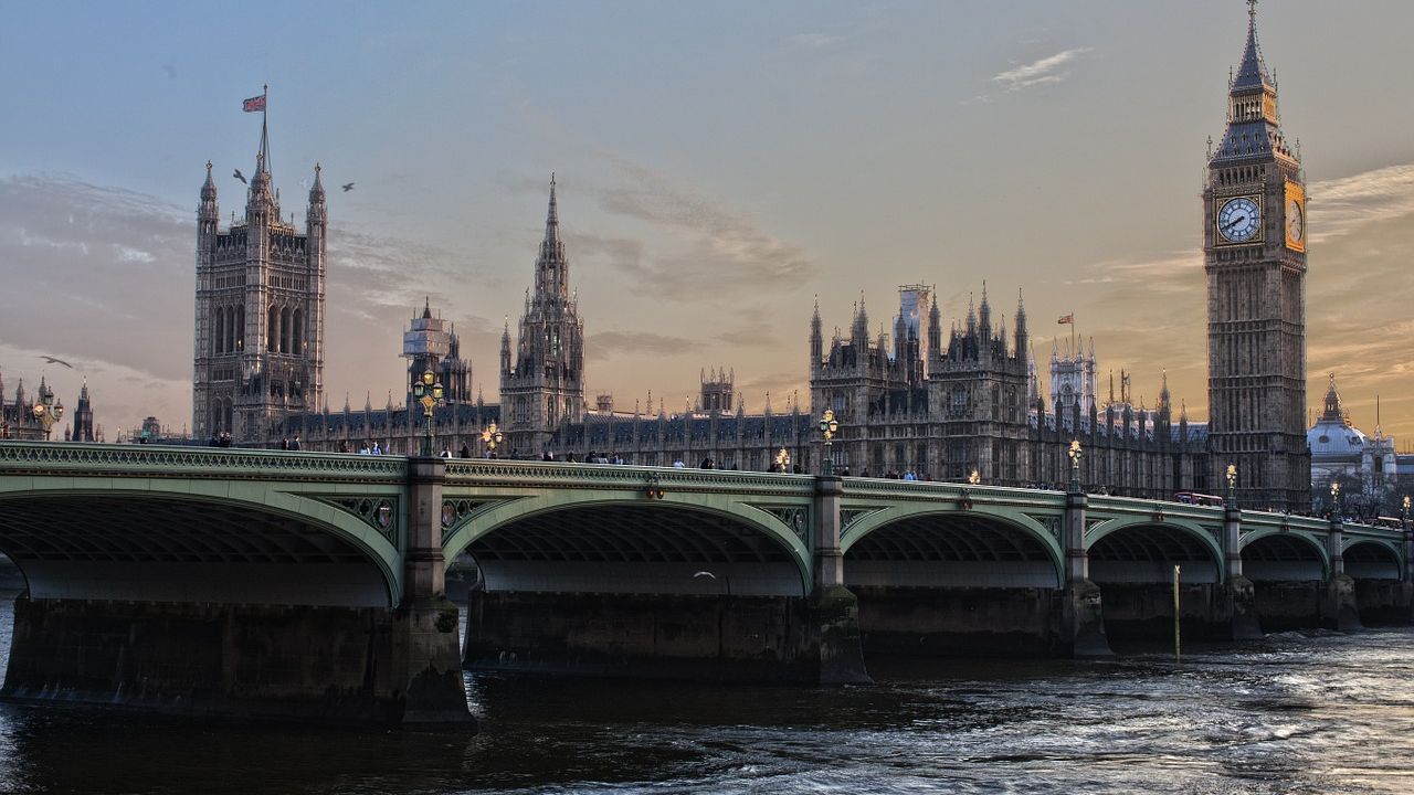 Campania pentru referedumul din Marea Britanie, suspendata dupa atacarea unei parlamentare care facea campanie pro-UE