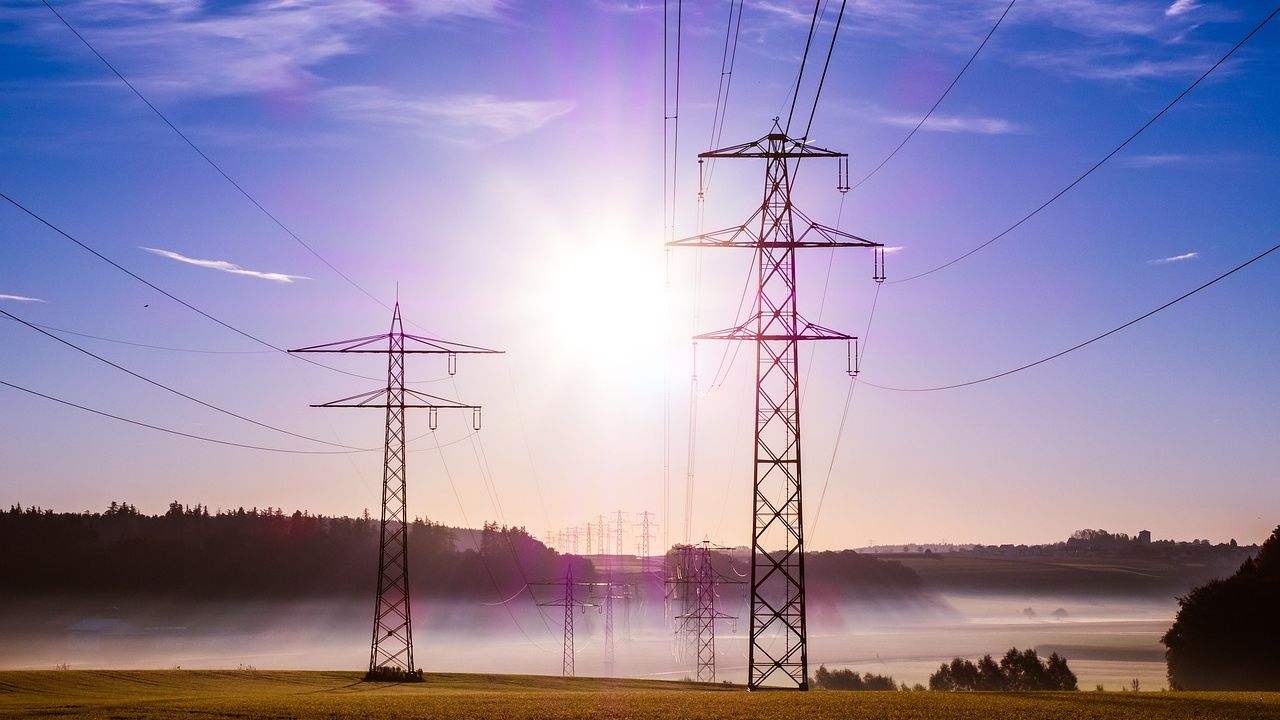 România vrea să construiască o nouă linie de înaltă tensiune și să devină un furnizor regional de electricitate