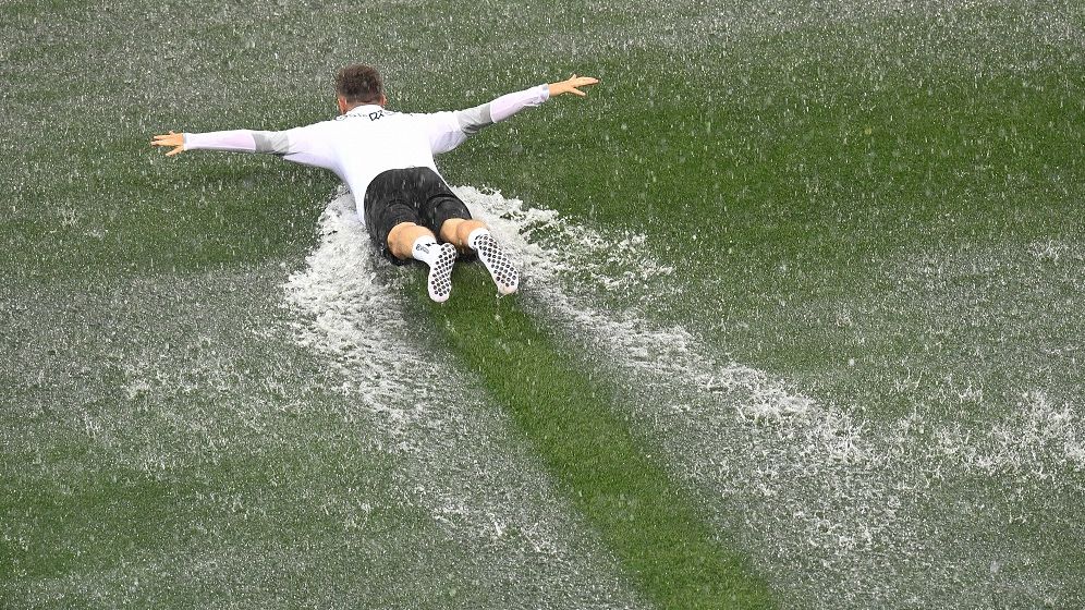 EURO 2020 | Cum s-a inundat terenul de pe Arena Națională. Ploaia ar putea pune probleme meciului de azi