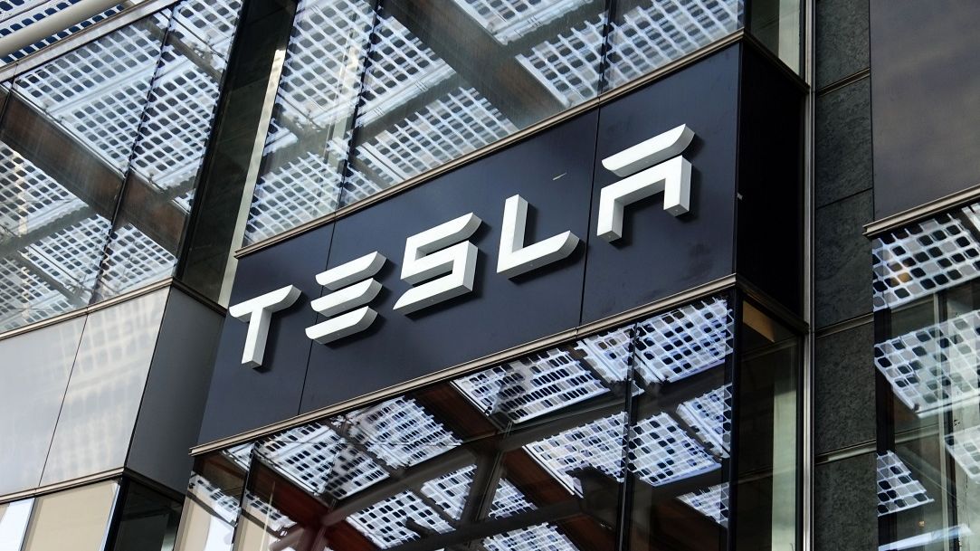 Tesla pierde 13 miliarde de dolari pe bursă după un mesaj scris de Elon Musk pe Twitter