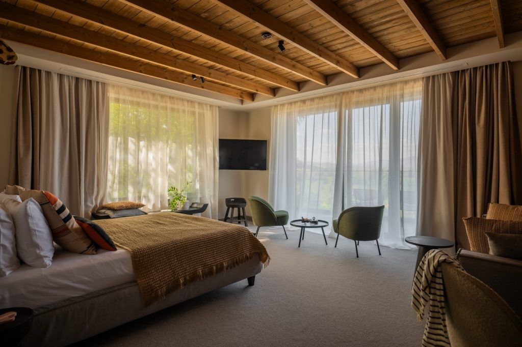 GALERIE FOTO | A fost inaugurat un nou proiect turistic de lux în inima Bucegilor - Imagine 14