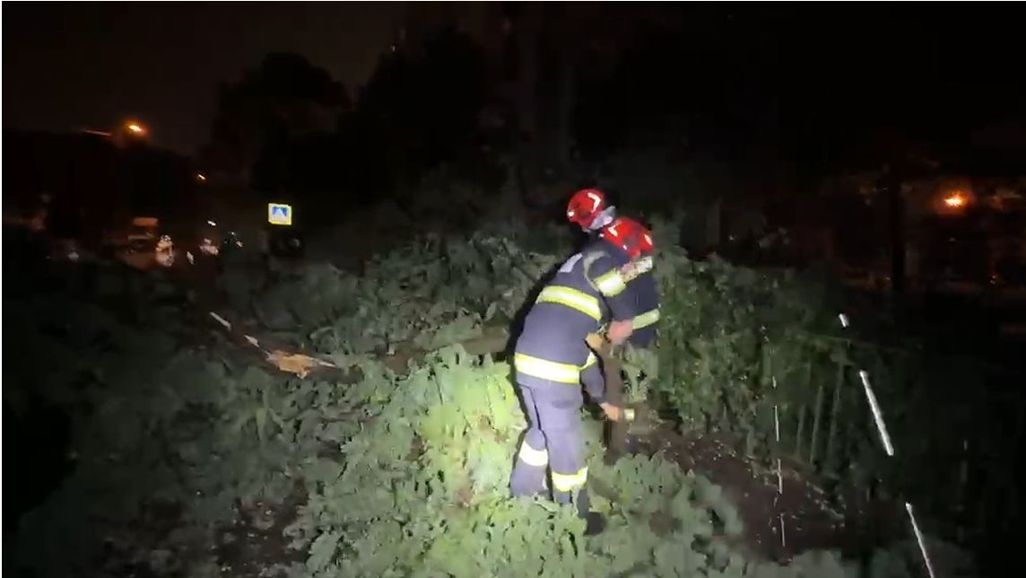 Furtună în Capitală: Echipe de pompieri din mai multe județe vin în București