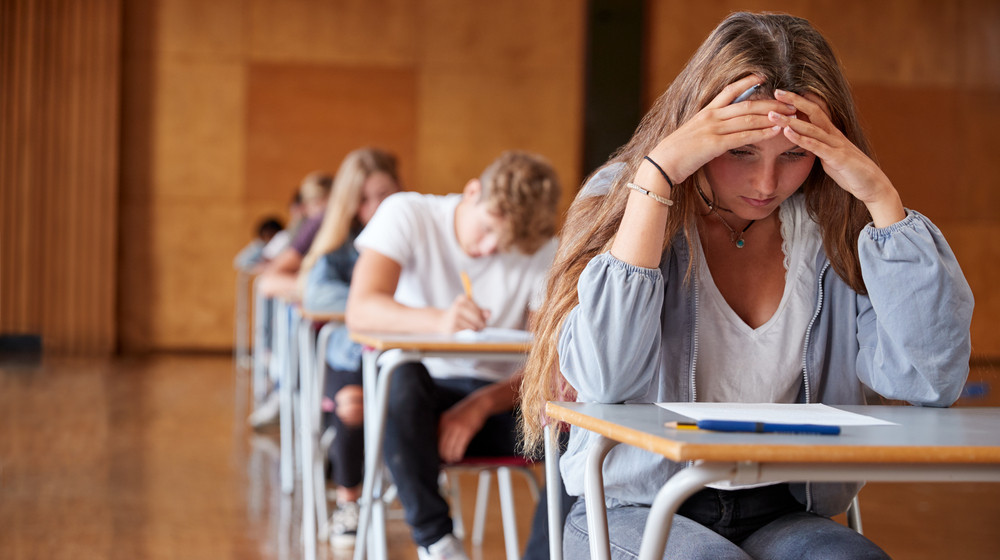 Uniformele școlare împart România în două. 425.000 de copii sunt în afara sistemului de educație. Salvați Copiii: Cum îi aducem înapoi la școală?