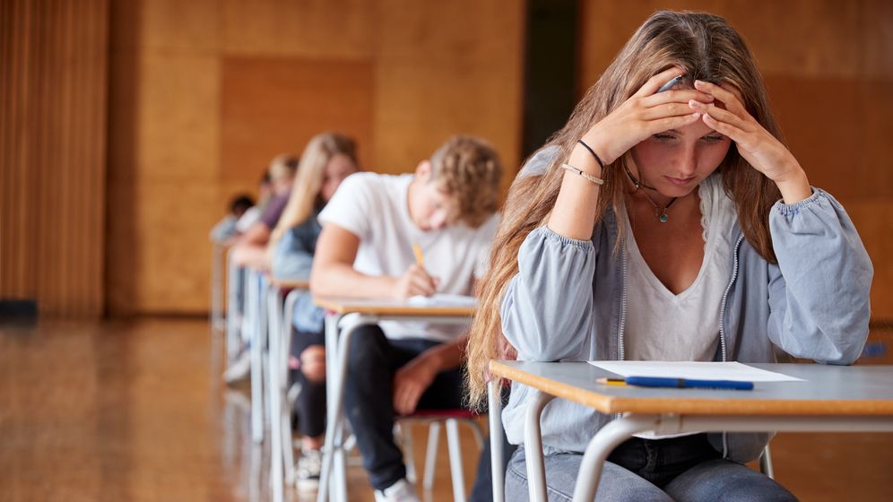 Uniformele școlare împart România în două. 425.000 de copii sunt în afara sistemului de educație. Salvați Copiii: Cum îi aducem înapoi la școală?