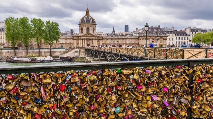 "Lacatele iubirii" din Paris, scoase la licitatie pe 13 mai pentru imigranti