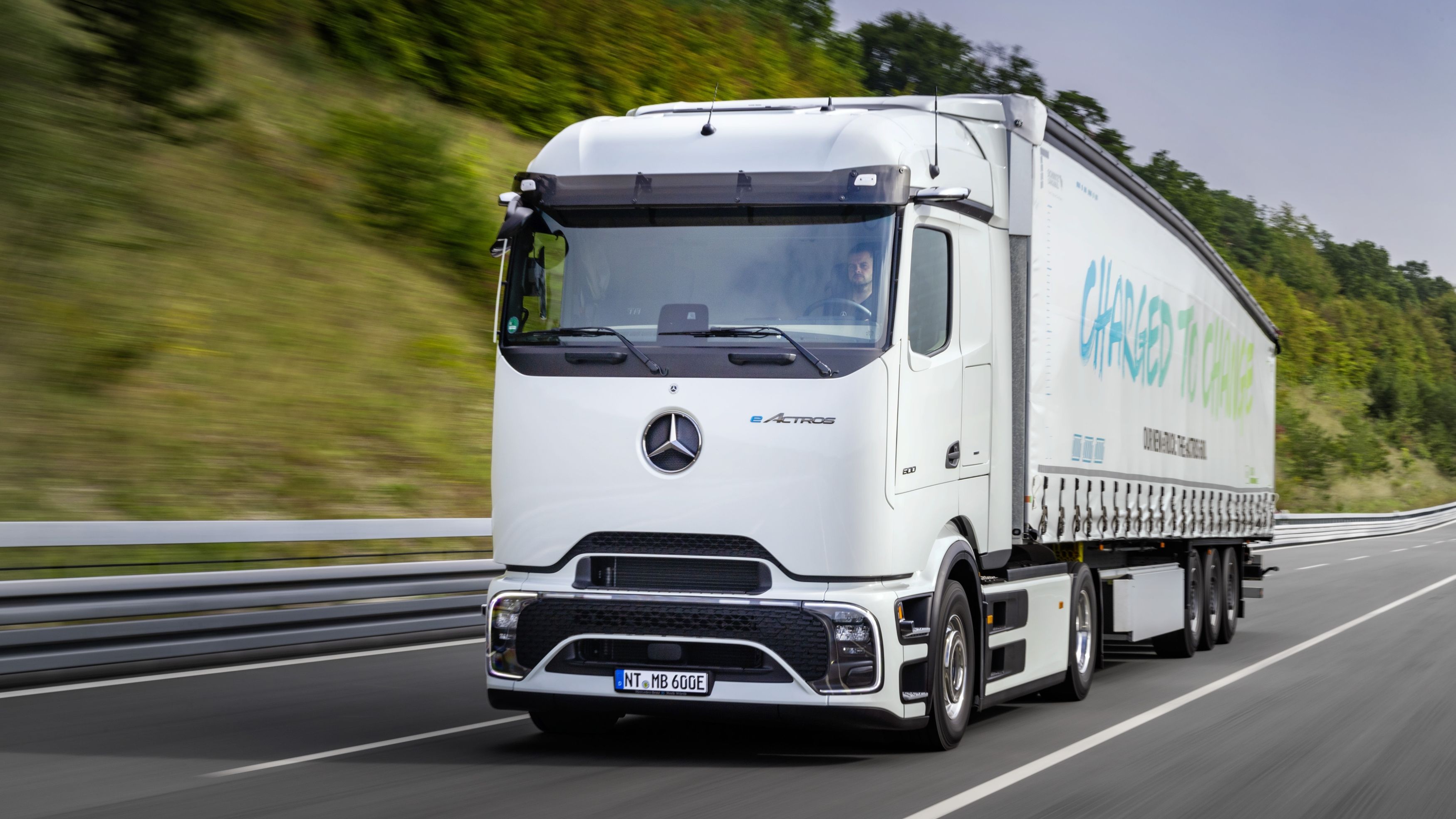 Mercedes-Benz a prezentat un camion electric cu design neobișnuit și autonomie de 500 km
