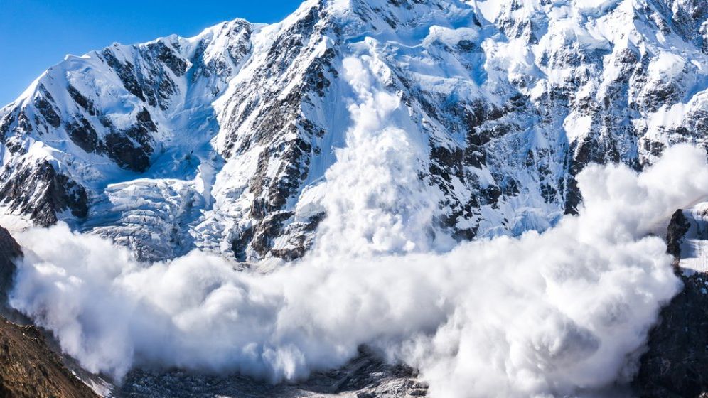 Riscul maxim de avalanşă se menţine în weekend