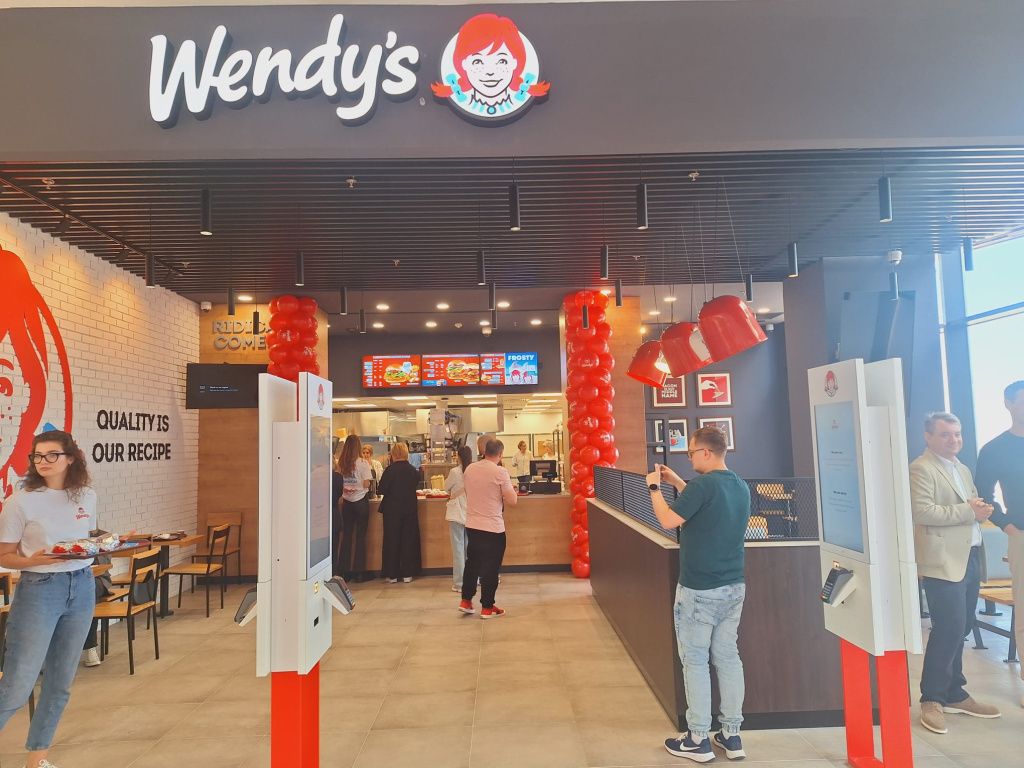 Galerie FOTO S-a deschis primul Wendy's din București: clienții s-au pus la coadă cu o oră înai - Imagine 2