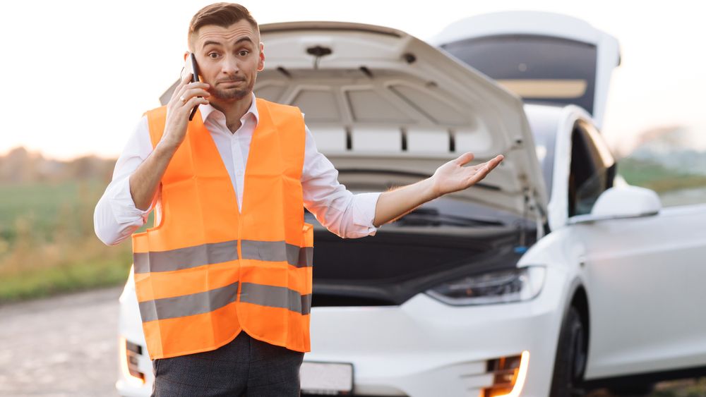 Nu bateria lasă proprietarii de mașini electrice la greu: De ce ajung cel mai des pe platformă