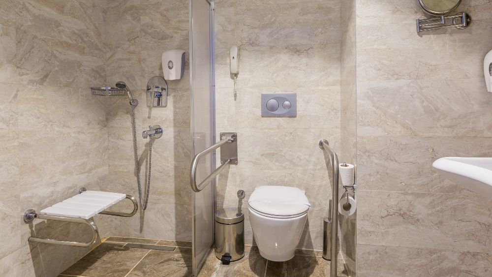 Cum să adaptați baia pentru persoanele cu mobilitate redusă