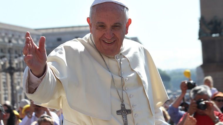 [Video] Papa Francisc a folosit o masina Logan in timpul vizitei sale din Armenia