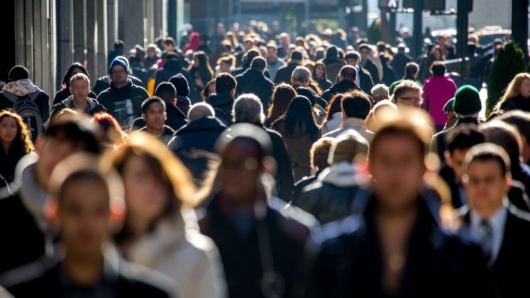 Aglomeratie in mai multe statii de metrou, peroanele si caile de acces au fost pline de calatori