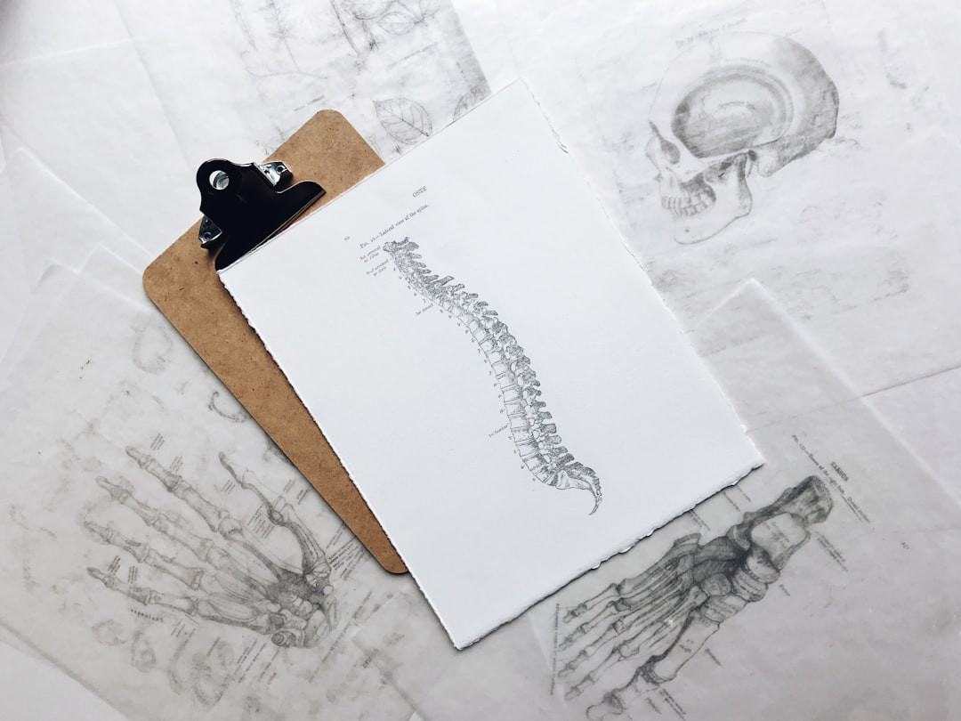 Dureri lombare, febră sau amorțeli: semne care pot indica o afecțiune spinală serioasă