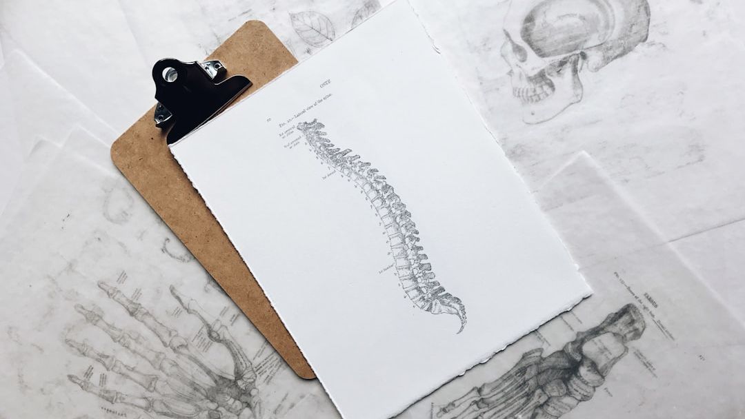Dureri lombare, febră sau amorțeli: semne care pot indica o afecțiune spinală serioasă