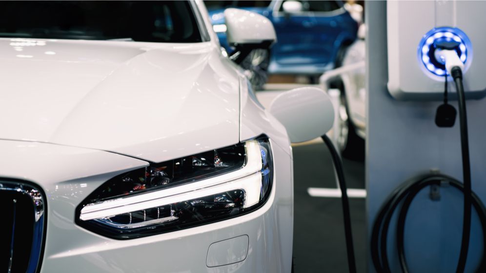 Nicușor Dan vrea să instaleze 166 de staţii de reîncărcare pentru maşinile electrice în București