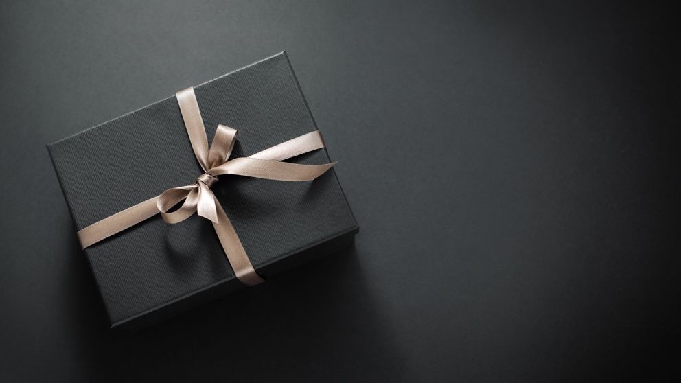 Studiu: O bună parte din români dau mai departe cadourile primite