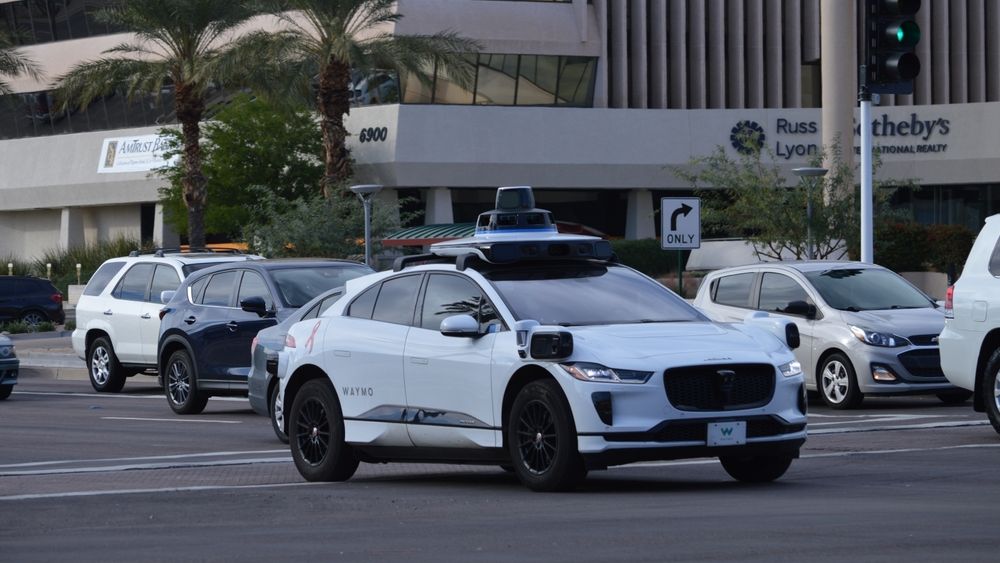 Studiu: Taxiurile autonome sunt mai scumpe și ajung mai greu la destinație decât cele clasice