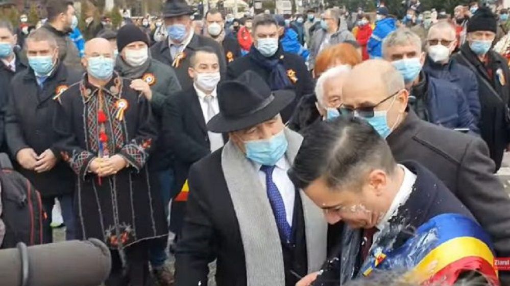 Mihai Chirica, primarul Iașiului, atacat cu iaurt de Mica Unire
