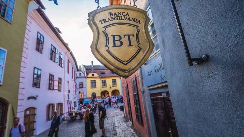Card nou de la Banca Transilvania: Ce opțiuni vor avea clieții care plătesc cu el Dedeman?