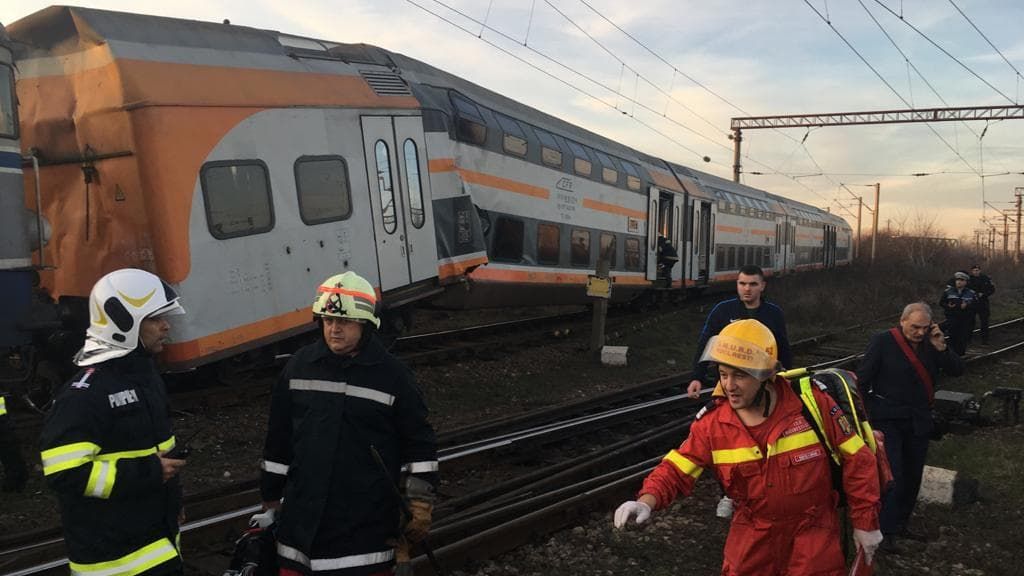 UPDATE Accident feroviar in Prahova: un tren de calatori si un tren de marfa s-au ciocnit