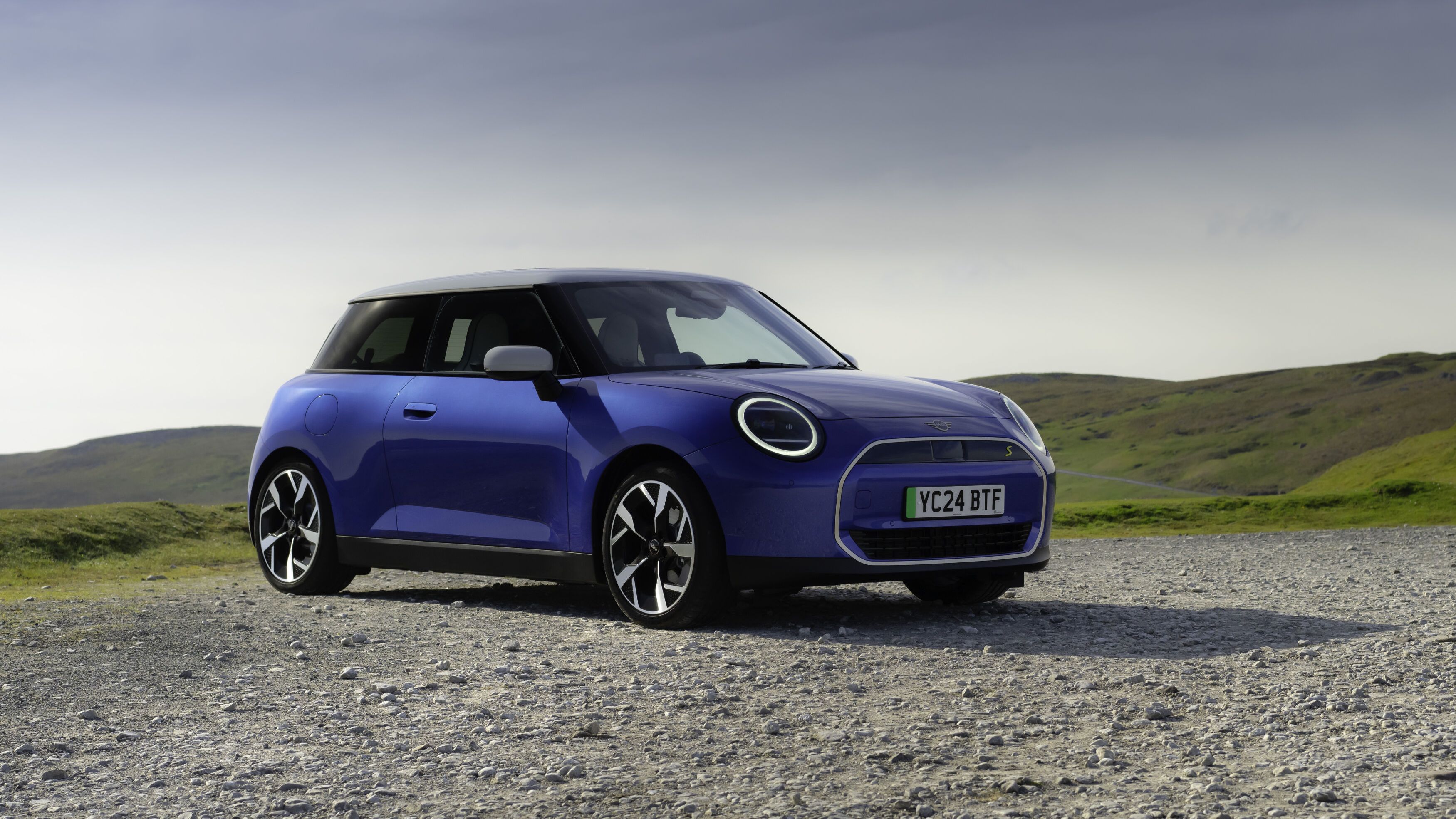 Guvernul britanic relaxează regulile cu privire la mașinile electrice. Care este motivul