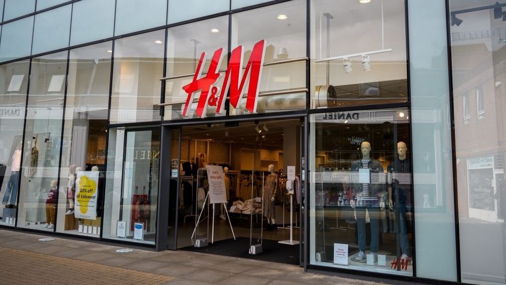 Românii nu renunță la hainele noi, în ciuda scumpirilor. H&M raportează vânzări peste așteptări