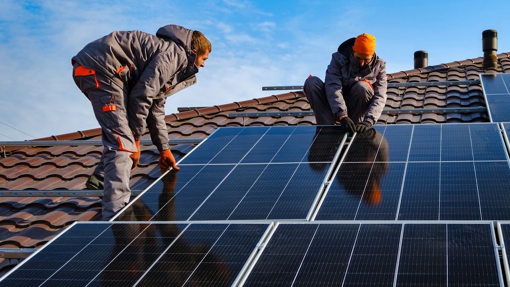 Trei sferturi dintre români se gândesc să își instaleze panouri solare sau pompe de căldură
