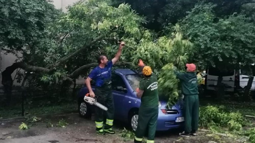 Primăria Sectorului 4 despăgubește mașinile avariate de furtuna de vineri