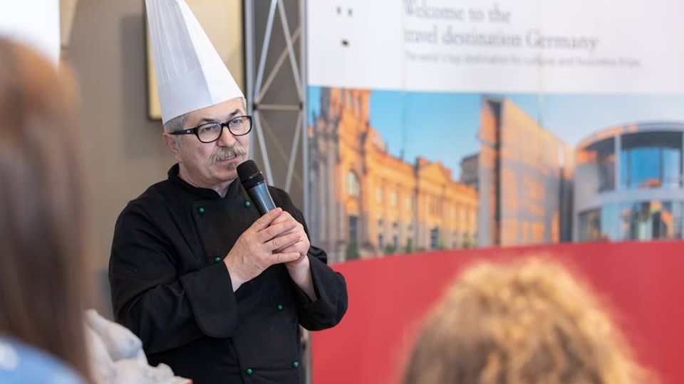 Bucatarul Petrisor: Ma enerveaza papanasii si ciorba de vacuta din meniul restaurantelor. Trebuie sa promovam bucataria traditionala