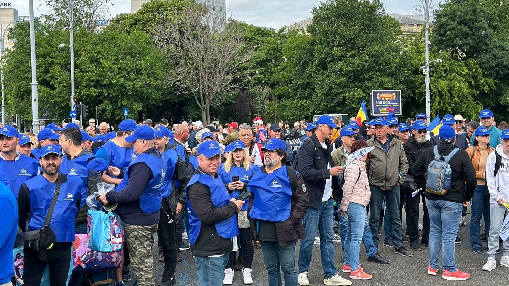 FOTO: Mai multe organizații sindicale protestează în fața Guvernului și cer reducerea fiscalităţii pe muncă