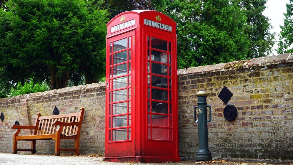 Cum ajută celebrele cabine telefonice din Marea Britanie la salvarea de vieți