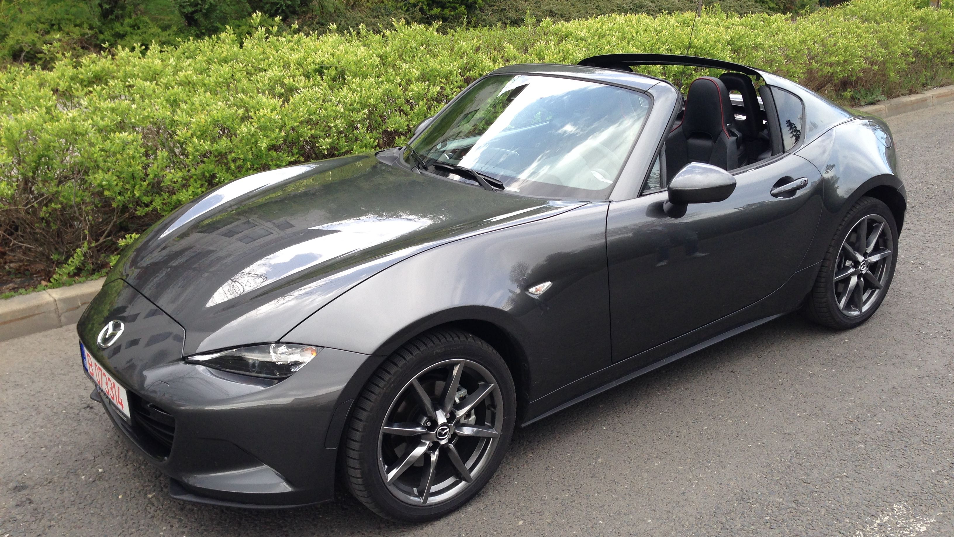Test cu o decapotabila sport care pare mai scumpa decat este: Mazda MX-5 RF