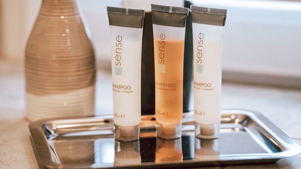 Legea UE anti-plastic ar putea interzice mostrele de șampon și gel de duș din hoteluri