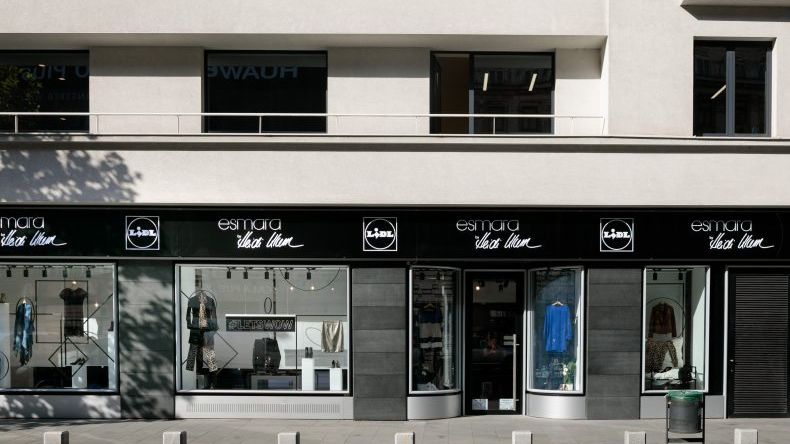 Lidl deschide primul sau pop-up store din Romania, pentru colectia de haine "esmara by Heidi Klum"