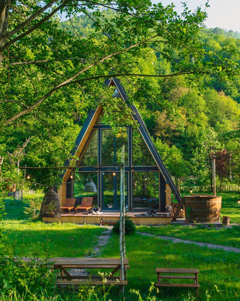 GALERIE FOTO: 5 cabane A-Frame din România unde te poți caza. Sunt la mare căutare printre cei ca - Imagine 4